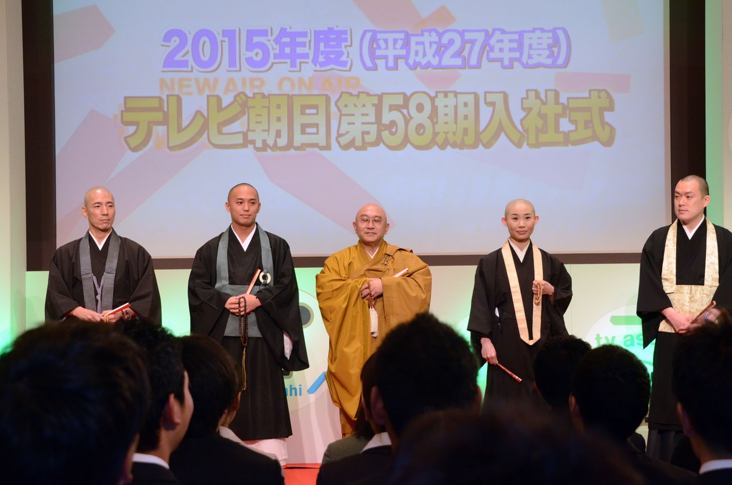 入社式に参加したお坊さんたち。