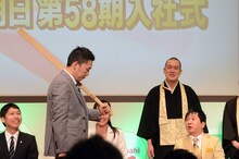 警策を持って相方・田中に近づく爆笑問題・太田（左）。