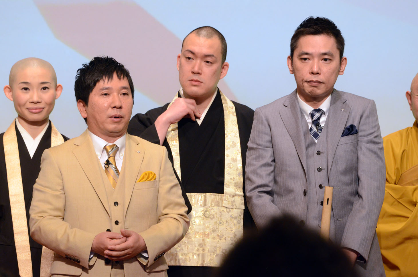 新入社員に激励の言葉をかける爆笑問題。