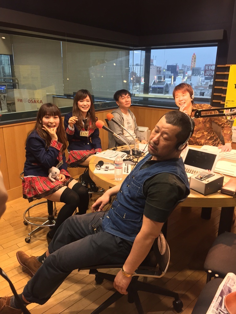 FM OSAKAの“特別局長”として奮闘したケンドーコバヤシ（手前）。
