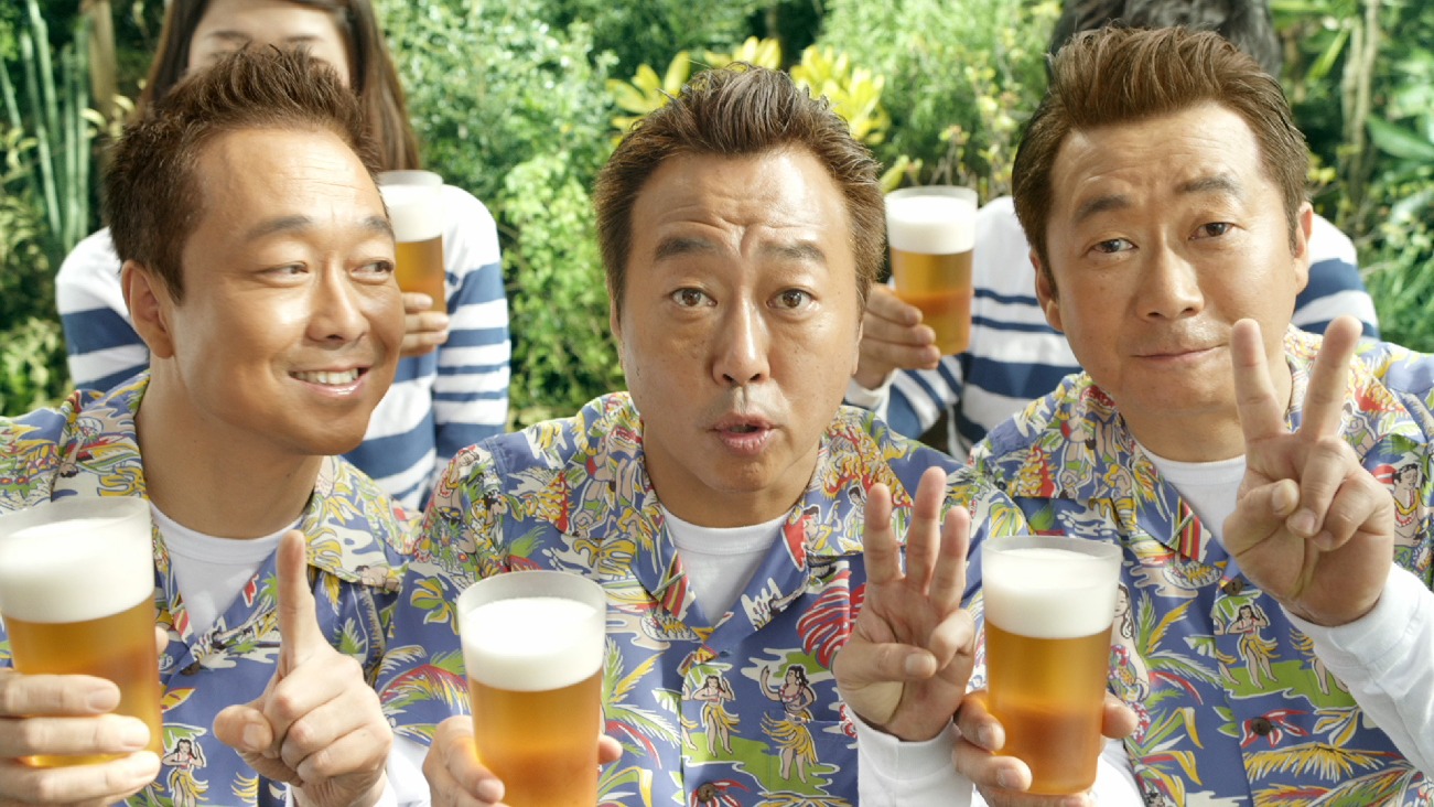 「サッポロ 極ZERO」新CMに出演する、さまぁ～ず三村（中央）と、そっくりさん2人。