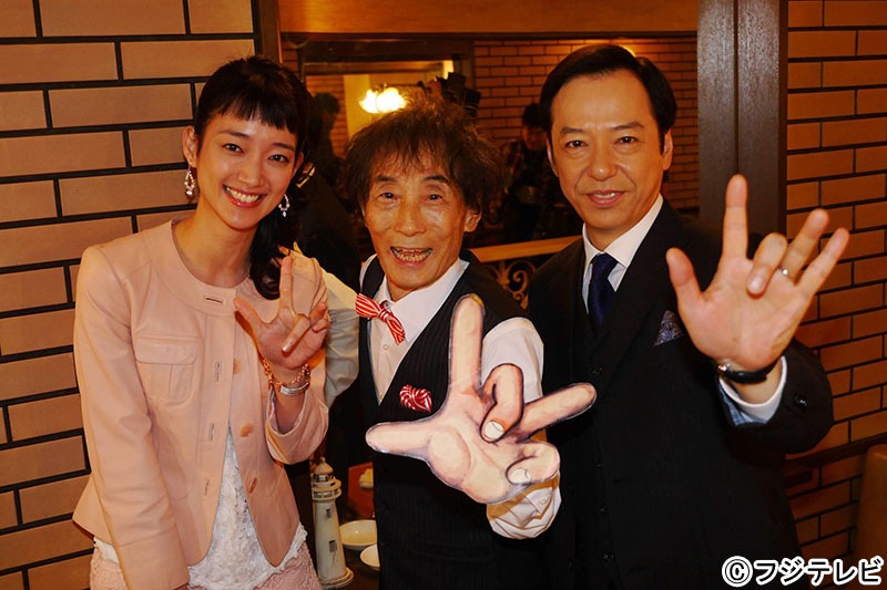 「世にも奇妙な物語」に出演する板尾創路（右）と、入山法子（左）、原作者の楳図かずお（中央）。(c)フジテレビ