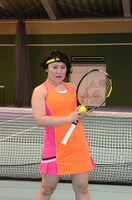 ポーズを決めるバービー。