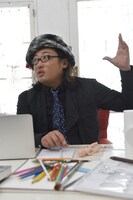 インタビューに応じる磯貝KENTA。（Photo：浅田政志）