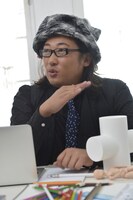 インタビューに応じる磯貝KENTA。（Photo：浅田政志）