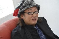 インタビューに応じる磯貝KENTA。（Photo：浅田政志）