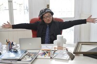 インタビューに応じる磯貝KENTA。（Photo：浅田政志）