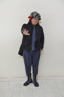 撮影中、思わず笑ってしまう磯貝KENTA。（Photo：浅田政志）