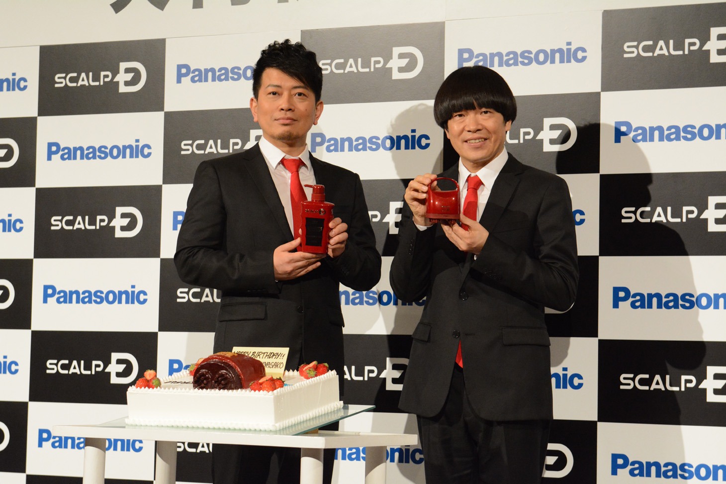 アンファーの新商品発表会に登壇した雨上がり決死隊。