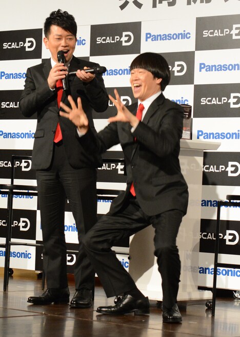 新商品「メカノバイオ」を表現する蛍原（右）。