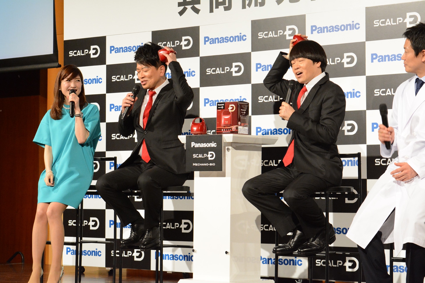 新商品「メカノバイオ」を体験する雨上がり決死隊。