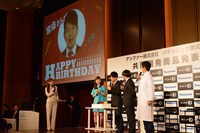宮迫の誕生日をサプライズで祝福。