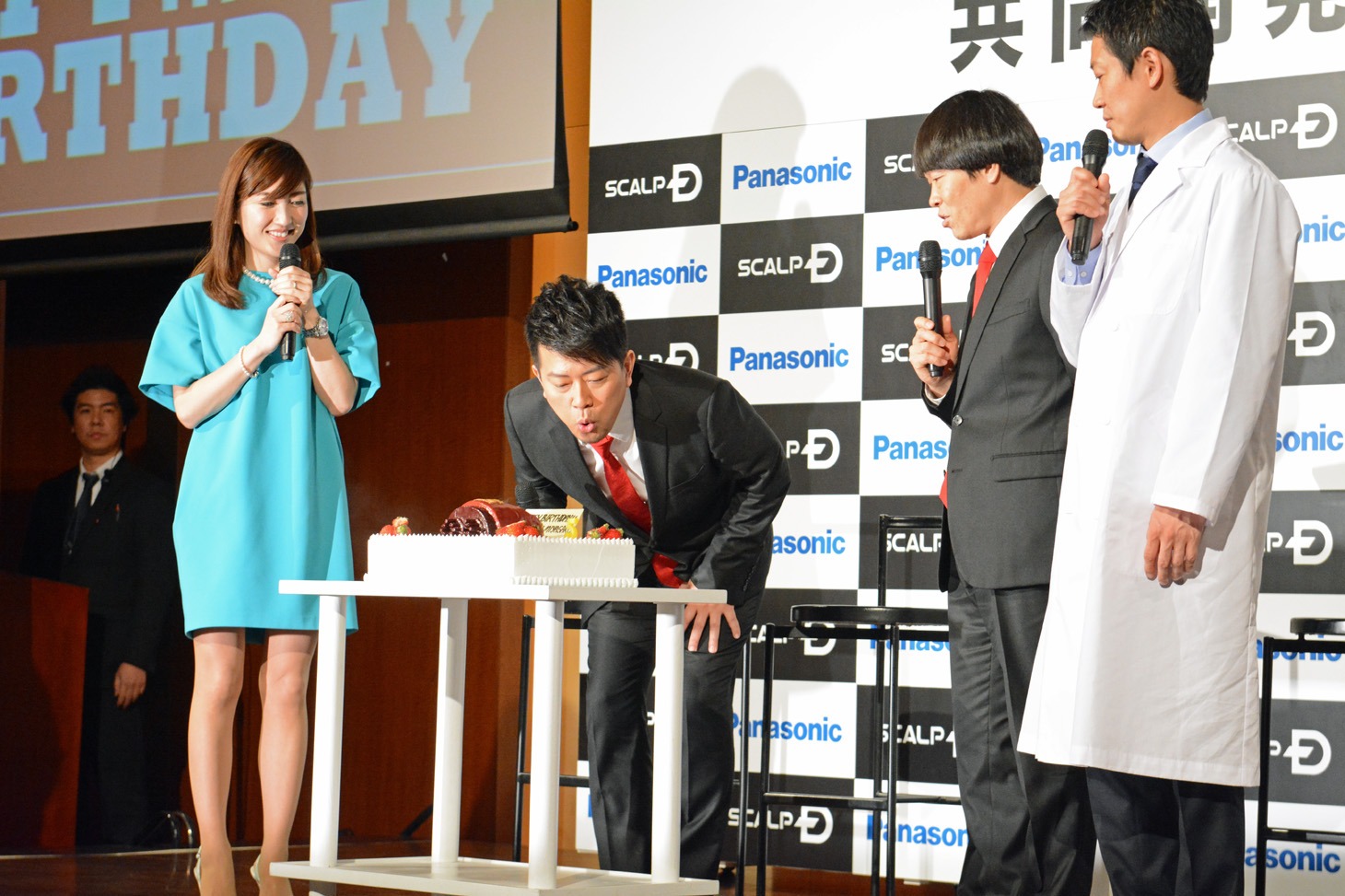 ろうそくの火を吹き消す宮迫（左から2人目）。