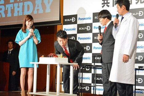 ろうそくの火を吹き消す宮迫（左から2人目）。