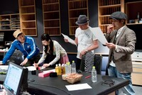 左から山口智充、ベッキー、ガレッジセール。(c)関西テレビ