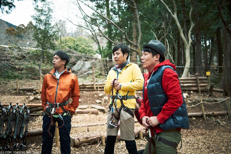 ハーネスを装備して不安げな表情を浮かべるライセンスとペナルティ・ヒデ。(左から)