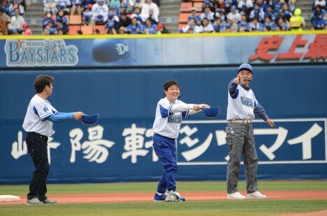 「くるりんぱ」のやり方を伝授するダチョウ倶楽部。