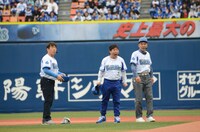 怒鳴る上島（中央）。