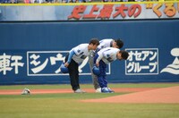 謝るダチョウ倶楽部。