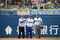 上島（中央）をリラックスさせる寺門（左）と肥後（右）。