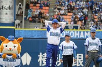 振りかぶる上島。