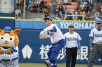 見事な投球を披露したダチョウ倶楽部・上島。