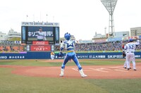 始球式の様子。