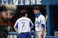 関根選手に迫る上島（左）。このあと2人はキスして仲直りする。