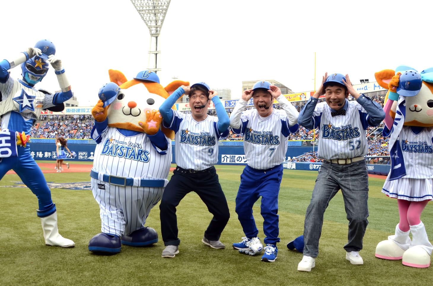 横浜DeNAベイスターズ対東京ヤクルトスワローズ戦の始球式に登場したダチョウ倶楽部。
