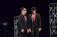 漫才を披露する8.6秒バズーカー。