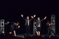 オリエンタルラジオと8.6秒バズーカーのコラボステージの様子。