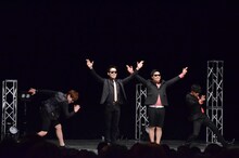 オリエンタルラジオと8.6秒バズーカーのコラボステージの様子。