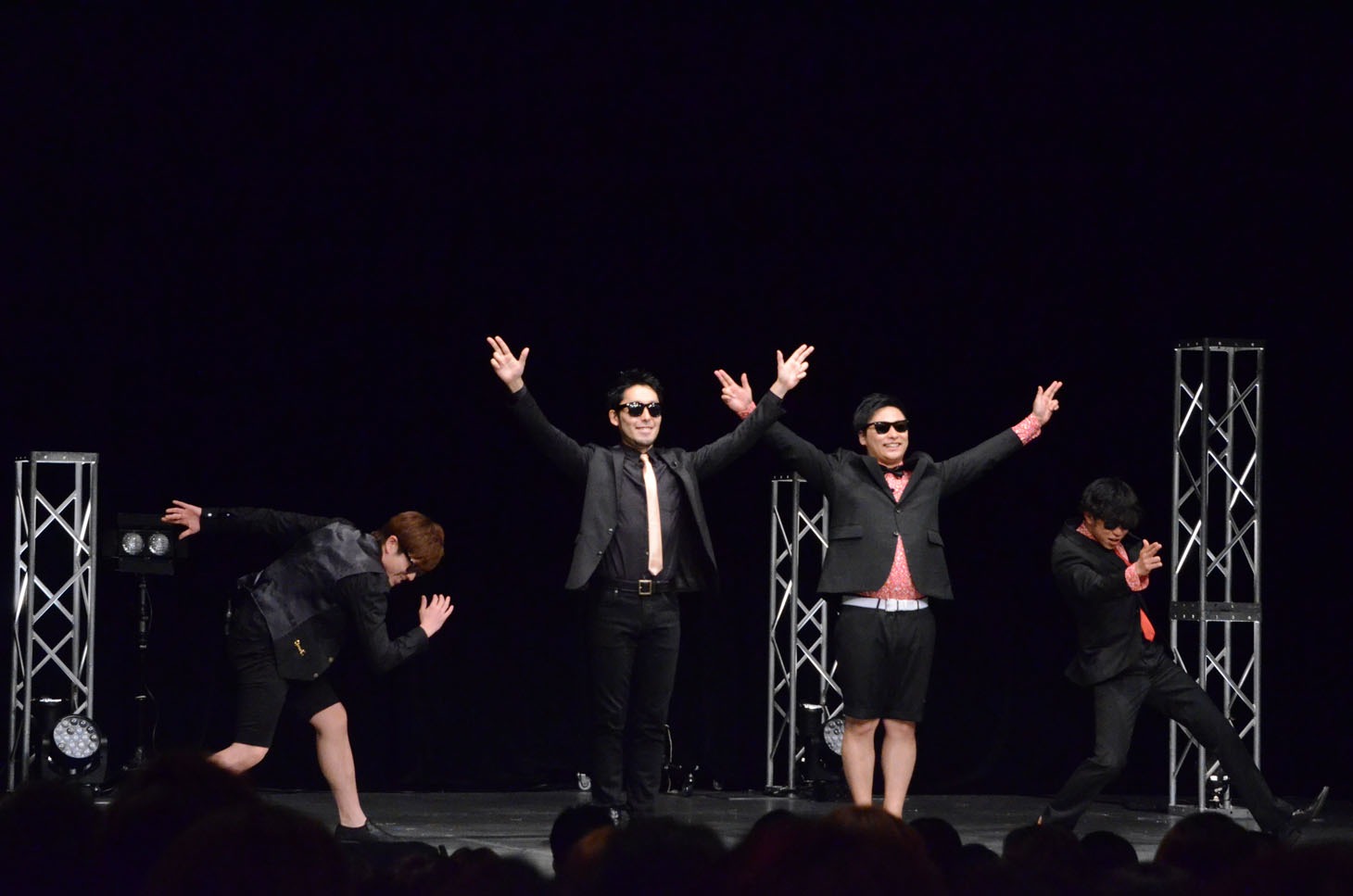 オリエンタルラジオと8.6秒バズーカーのコラボステージの様子。