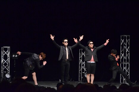 オリエンタルラジオと8.6秒バズーカーのコラボステージの様子。