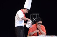 「お弁当 LIVE ver.」で水を注いでやる田中シングル（左）。