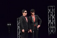 漫才を披露する8.6秒バズーカー。