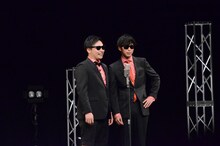 漫才を披露する8.6秒バズーカー。