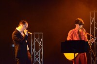 アコースティックバージョンの「ラッスンゴレライ」を披露するトレンディエンジェル斎藤（左）。