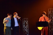 アコースティックバージョンの「ラッスンゴレライ」を披露するトレンディエンジェル斎藤（中央）と8.6秒バズーカー。