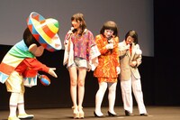 しんのすけにセンターを勧められる指原莉乃（左）。