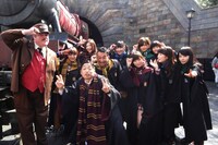 ハリーポッターエリアを満喫するメンバー。TM & (c) Warner Bros. Entertainment Inc.  Harry Potter Publishing Rights (c) JKR.       (s15)