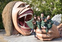 調査兵団のマントを着て巨人と記念撮影するメンバー。(c)諫山創・講談社／「進撃の巨人」製作委員会