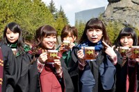 「三本の箒」で人気のバタービールを楽しむメンバー。TM & (c) Warner Bros. Entertainment Inc.  Harry Potter Publishing Rights (c) JKR.       (s15)