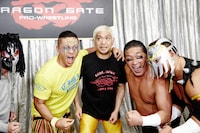 試合でチームを組む松本人志（中央）とレスラーたち。(c)TBS