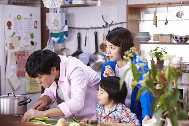 「サッポロ一番」新CM撮影中の劇団ひとり（左）と竹内結子（右）、寺田心（中央）。