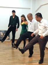 ダンスレッスンを受けるバイきんぐ（右）。(c)TBS