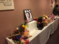 三好の献花台。