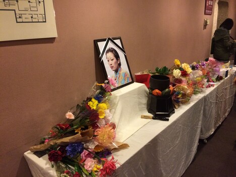 三好の献花台。