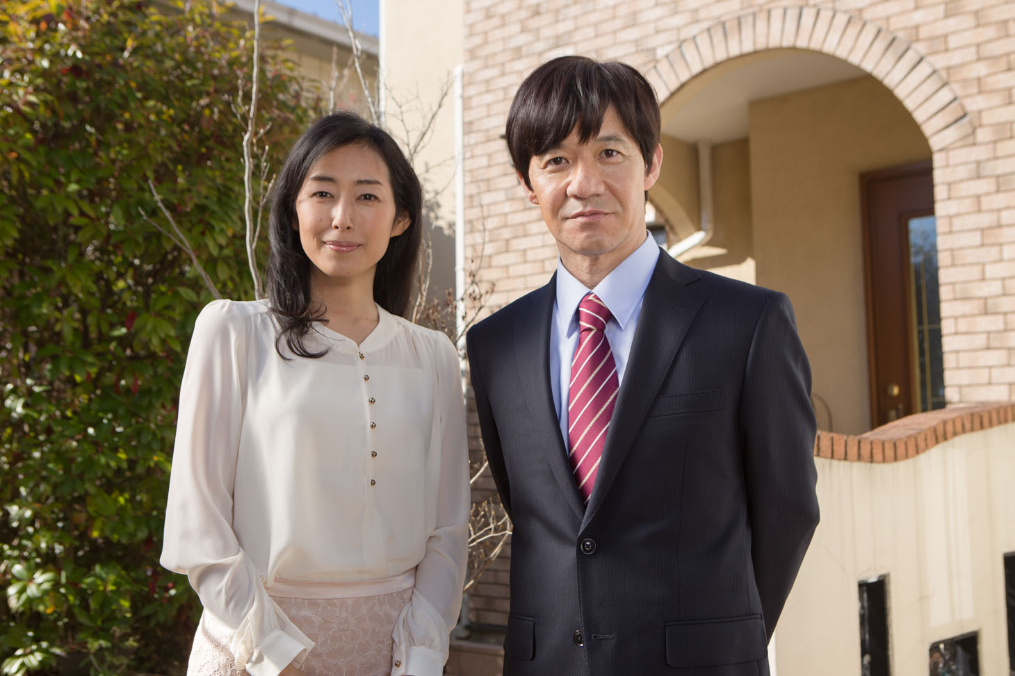「プレミアムドラマ『ボクの妻と結婚してください。』」に出演する（左から）木村多江、内村光良。(c)NHK
