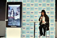 記者発表会のワンシーン。